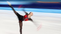 Sebelumnya, Valieva bersama sejumlah atlet figur skating Rusia lainnya berhasil meraih medali emas untuk nomor beregu di Olimpiade Beijing 2022. Kini Valieva bersama atlet Rusia lainnya mengejar emas pertama untuk nomor seluncur indah putri. (Getty Images/Catherine Ivill).