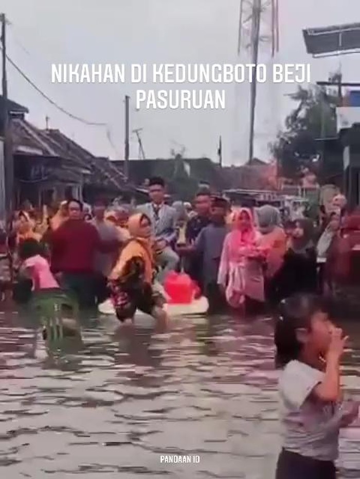 Tiga Warga Pasuruan Nekat Gelar Pesta Pernikahan Saat Desanya Banjir