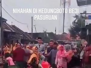 Potret Pasangan di Pasuruan yang Tetap Gelar Pernikahan di Tengah Banjir