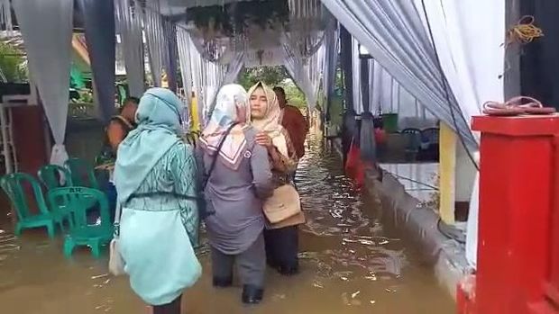Tiga Warga Pasuruan Nekat Gelar Pesta Pernikahan Saat Desanya Banjir