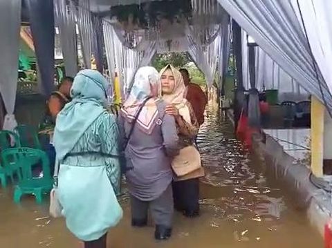 Tiga Warga Pasuruan Nekat Gelar Pesta Pernikahan Saat Desanya Banjir