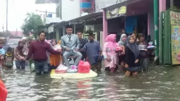 Tiga Warga Pasuruan Nekat Gelar Pesta Pernikahan Saat Desanya Banjir