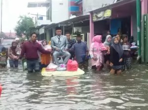 Tiga Warga Pasuruan Nekat Gelar Pesta Pernikahan Saat Desanya Banjir