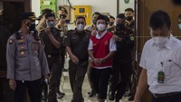 Herry Wirawan divonis hukuman penjara seumur hidup. Hakim menilai Herry terbukti bersalah melakukan pemerkosaan terhadap 13 santriwati di Bandung.