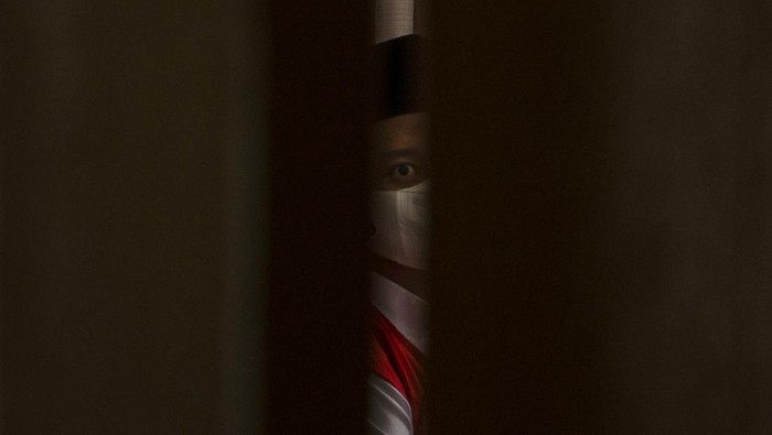 Terpidana kasus kekerasan seksual terhadap anak Herry Wirawan berjalan dalam ruangan untuk  menjalani sidang vonis di Pengadilan Negeri Bandung, Jawa Barat, Selasa (15/2/2022). Majelis hakim Pengadilan Negeri (PN) Bandung menjatuhkan vonis pidana seumur hidup kepada Herry Wirawan atas kasus pemerkosaan 13 santriwati dibawah umur sekaligus diminta membayar restitusi (santunan) kepada para korban. ANTARA FOTO/Novrian Arbi/foc.