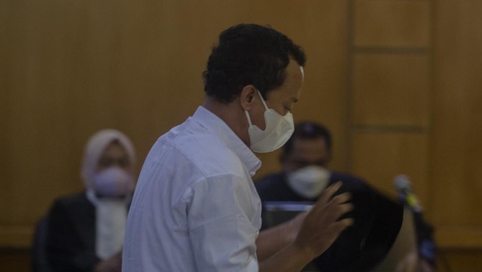 Terpidana kasus kekerasan seksual terhadap anak Herry Wirawan berjalan dalam ruangan untuk  menjalani sidang vonis di Pengadilan Negeri Bandung, Jawa Barat, Selasa (15/2/2022). Majelis hakim Pengadilan Negeri (PN) Bandung menjatuhkan vonis pidana seumur hidup kepada Herry Wirawan atas kasus pemerkosaan 13 santriwati dibawah umur sekaligus diminta membayar restitusi (santunan) kepada para korban. ANTARA FOTO/Novrian Arbi/foc.