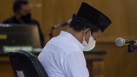 Terpidana kasus kekerasan seksual terhadap anak Herry Wirawan mendengarkan putusan majelis hakim saat menjalani sidang vonis di Pengadilan Negeri Bandung, Jawa Barat, Selasa (15/2/2022).