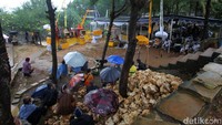 Upacara Melasti di Gunungkidul diawali dengan doa bersama.