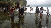 Msuk ke acara puncak yaitu melarung sesaji ke laut.