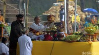 Upacara Melasti dilaksanakan setahun sekali jelang Nyepi yang dimaksudkan agar seluruh umat Hindu diberi kekuatan lahir batin oleh Sang Hyang Widhi ketika menyepi.
