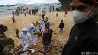 Upacara Melasti menggunakan air sebagai unsur utama, sehingga tempat-tempat seperti sungai, mata air, dan pantai menjadi tempat berlangsungnya upacara tersebut.