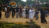 Pantai Ngobaran dipilih sebagai lokasi acara karena memiliki nilai historis. Menurut cerita masyarakat setempat, salah seorang Raja Majapahit bernama Prabu Brawijaya V pernah melakukan tapa brata di Pantai Ngobaran untuk mencapai moksa (kesempurnaan hidup).