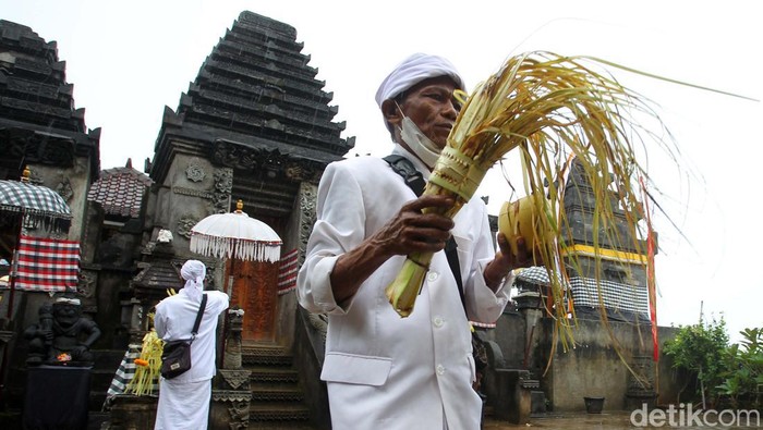 Umat Hindu mengikuti upacara penyucian diri Melasti jelang hari Raya Nyepi, di Pantai Ngobaran, Gunungkidul, Yogyakarta, Selasa (15/2/2022). Umat Hindu dari berbagai daerah seperti Jawa Tengah, Yogyakarta, dan Bali mengikuti ritual pembersihan diri. detikcom/Pius Erlangga