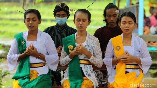 Umat Hindu mengikuti upacara penyucian diri Melasti jelang hari Raya Nyepi, di Pantai Ngobaran, Gunungkidul, Yogyakarta, Selasa (15/2/2022).