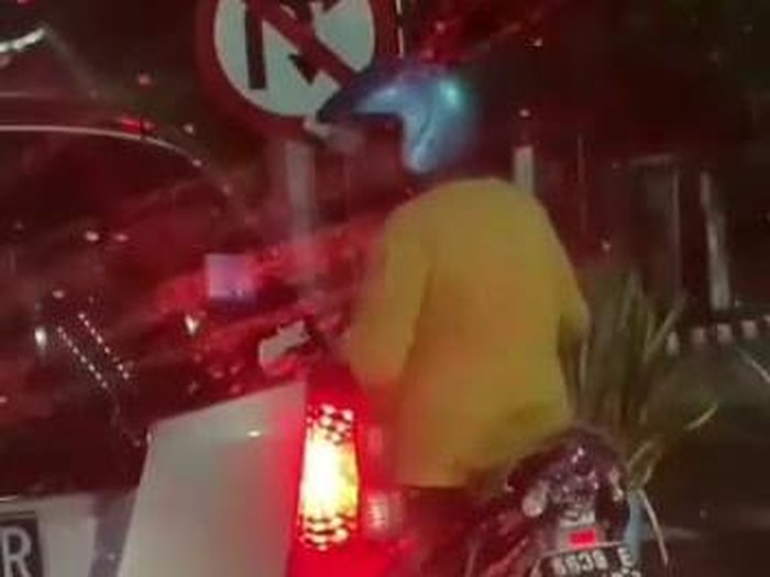 viral ketuk kaca mobil minta uang