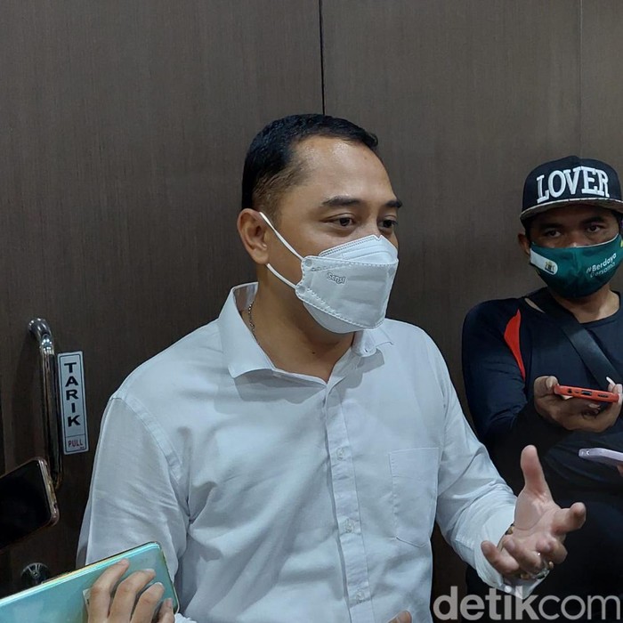 Kasus COVID-19 aktif di Surabaya masih naik. Wali Kota Surabaya Eri Cahyadi bercerita soal anaknya dan penjaga rumah dinas yang sempat terpapar COVID-19.