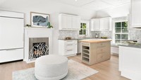 Rachael Ray adalah chef sekaligus bintang televisi Amerika. Ia punya rumah keren di New Jersey. Salah satu sudut dapurnya terlihat clean dan minimalis dengan sentuhan warna putih, abu-abu, dan cokelat kayu. Dapur keren miliknya ini juga cocok untuk menjamu tamu.