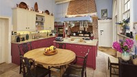 Di Essex, Inggris, Jamie Oliver membeli rumah super mahal karena bangunannya lekat dengan sejarah. Hal ini juga terlihat dari dapur rumahnya yang klasik, tradisional khas Inggris, dan memunculkan kesan hangat. Ia bisa masak bareng keluarganya di sini.