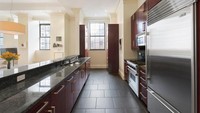 Emeril Lagassé adalah celebrity chef dan pengusaha restoran terkenal di Amerika. Ia punya properti townhouse mewah di New York City. Dapurnya terlihat simple dan rapi dengan pilihan warna kabinet tak biasa yaitu dark walnut.