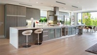 Celebrity chef Giada De Laurentiis menjadikan dapur sebagai jantung rumahnya di California. Tak heran kalau dapurnya begitu luas dengan banyak kabinet bertema minimalis dan modern. Ia juga kerap mengadakan jamuan makan kasual bersama keluarganya di dapur.