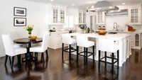 Bagaimana ya dapur di rumah mewah Wolfgang Puck yang ada di Beverly Hills? Ternyata nuansanya simple dan monokrom dengan penggunaan warna hitam dan putih. Penggunaan marmer menambah kesan mewah tersendiri.