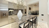 Nigella Lawson tinggal di apartemen mewah di London. Penampilan dapurnya begitu cantik dengan hiasan meja marmer abu-abu dan alat dapur serba stainless steel.