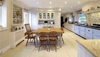 Mary Berry adalah ratu resep dari Inggris yang pernah tinggal di rumah mewah di Buckinghamshire. Dapurnya begitu homey dengan nuansa country yang kental. Meski begitu alat-alat dapurnya canggih dan lengkap.