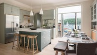 Celebrity chef Inggris, Gordon Ramsay punya rumah 3 lantai di Cornwall. Bagian dapurnya menghadap ke laut dengan dominasi warna hijau cantik di kabinet-kabinetnya. Ada juga area makan yang menyatu dengan dapur. Pemandangannya bakal makin keren di malam hari!