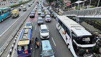 Arus lalu lintas dari arah Kuningan menuju Pancoran sempat tersendat.