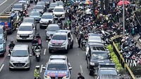 Polisi telah dikerahkan untuk mengatur lalu lintas di depan kantor Kementerian Ketenagakerjaan, Jakarta.