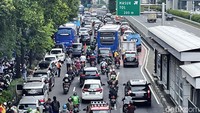 Arus lalu lintas di jalur lambat tampak padat. Sementara di Tol Dalam Kota terpantau lancar.