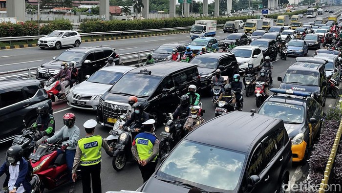 Massa buruh menggelar aksi demo di depan Kementerian Ketenagakerjaan hari ini. Arus lalu lintas pun sempat tersendat.