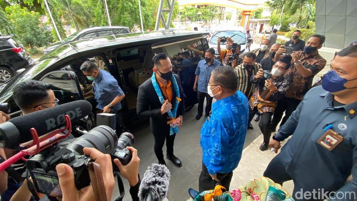 AHY saat disambut rektor UNM pakai baju biru (detikcom/Andi Nur Isman)