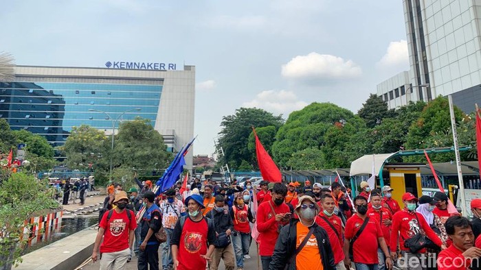 Aksi demonstrasi yang digelar buruh di Kemnaker menuntut aturan Jaminan Hari Tua (JHT) dicabut telah selesai. Saat ini massa telah membubarkan diri. (Rakha/detikcom)