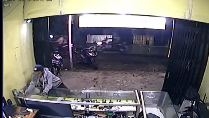 Aksi pencurian di konter ponsel di Depok