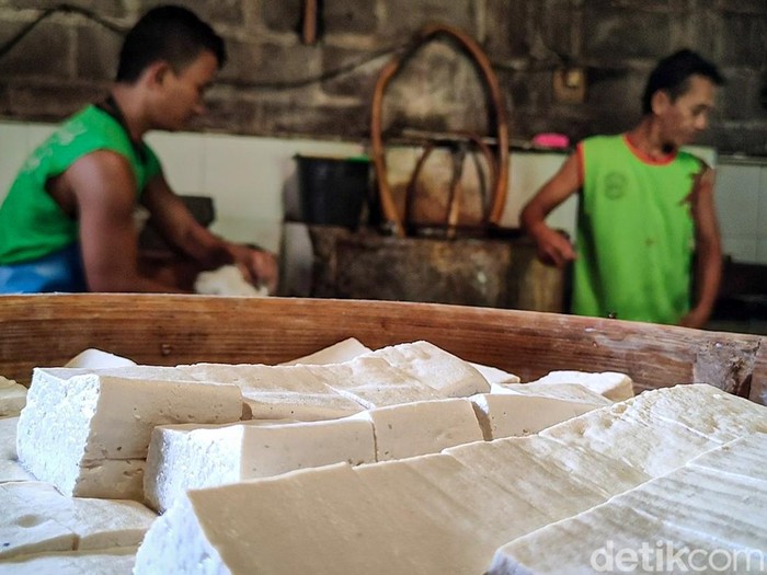 Aktivitas perajin tahu di Sentra Tahu Murni Dusun Wonobroto, Kalurahan Tuksono, Kapanewon Sentolo, Kulon Progo, Rabu (16/2/2022).