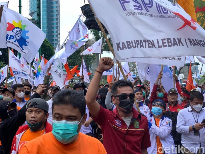 Aliansi buruh menggelar aksi menolak aturan baru Jaminan Hari Tua (JHT). Perwakilan massa telah diperbolehkan bertemu Menaker Ida Fauziyah. (Rakha/detikcom)