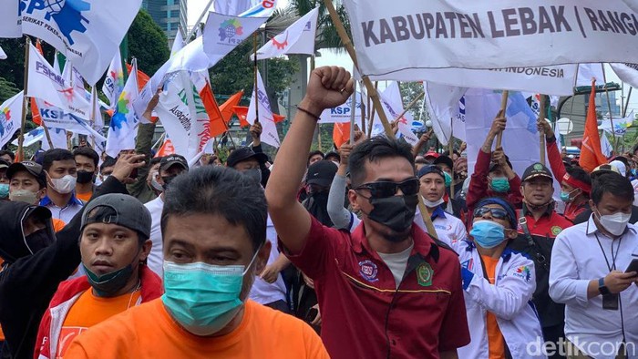 Aliansi buruh menggelar aksi menolak aturan baru Jaminan Hari Tua (JHT). Perwakilan massa telah diperbolehkan bertemu Menaker Ida Fauziyah. (Rakha/detikcom)