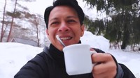 Fakta selanjutnya tentang Ariel Noah adalah ia tidak bisa lepas dari kopi. Saat suasana dipenuhi salju ia pun meminta tolong anaknya untuk membawakan kopi. Foto: Instagram @Arielnoah