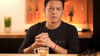 Kecintaannya pada kopi, membuat Ariel Noal dipilih menjadi model iklan kopi. Dan beginilah salah satu scene dalam iklan kopi tersebut. Foto: Instagram @Arielnoah