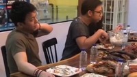 Saat berkunjung ke rumah Raffi Ahmad, Ariel Noah juga dijamu makanan. Saat itu, Nagita Slavina menawarkan menu udang untuk Ariel. Foto: Instagram @Arielnoah