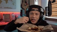 Dari sekian banyak kuliner, Ariel Noah pernah mengatakan bahwa dirinya adalah pencinta sate. Foto: Instagram @Arielnoah