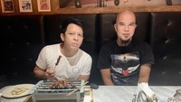 Salah satunya pada momen kulineran. Ariel Noah pun mencicipi menu sate kambing yang diberi nama sate satu hati di restoran milik Ahmad Dhani. Foto: Instagram @Arielnoah
