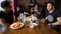 Selain itu, di channel YouTube juga memperlihatkan kedekatan Ariel Noah dan Andre Taulany. Bahkan Ariel dijamu bakso dan rujak oleh Andre. Foto: Instagram @Arielnoah