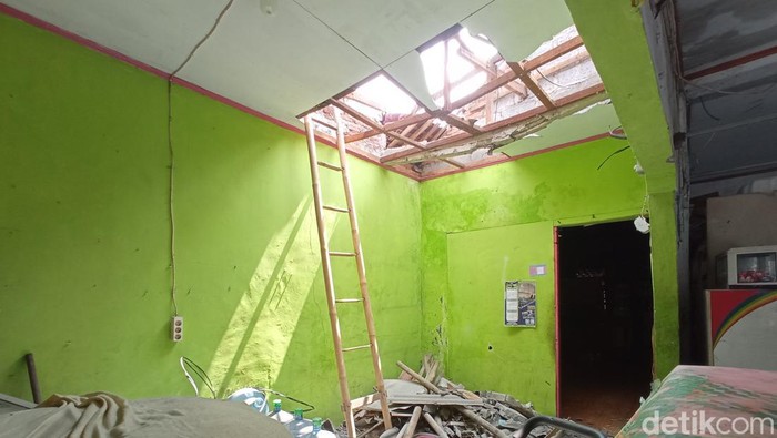 Atap rumah warga di Bekasi bolong tertimpa menara masjid