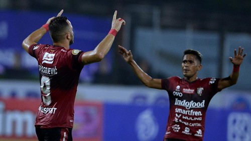 Pesepak bola Bali United Ilija Spasojevic (kiri) berselebrasi bersama rekannya Sidik Saimima (kanan) usai mencetak gol ke gawang PSS Sleman saat pertandingan Liga 1 di Stadion I Gusti Ngurah Rai, Denpasar, Bali, Rabu (16/2/2022). ANTARA FOTO/Fikri Yusuf/foc.