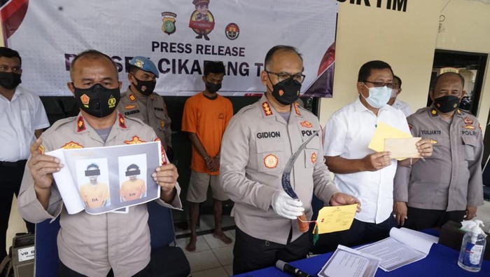 Polres Metro Bekasi merilis penangkapan 2 pelaku yang begal seorang pemuda di Cikarang Timur, Kabupaten Bekasi.