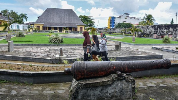 Karena pada abad ke-17 Maluku menjadi pusat kedudukan resmi VOC di Nusantara untuk memonopoli perdagangan rempah-rempah dan Benteng Oranje adalah tempat tinggal Gubernur Jenderal VOC sebelum dipindah ke Batavia (Jakarta).