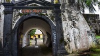 Seorang warga melintasi gerbang Benteng Oranje di Kota Ternate, Provinsi Maluku Utara, Selasa (15/2/2022).