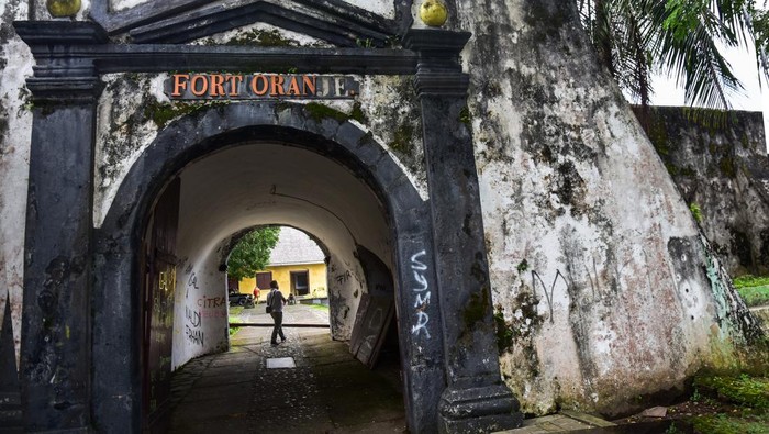 BENTENG ORANJE TERNATE Sejumlah warga berjalan di dalam Benteng Oranje di Kota Ternate, Provinsi Maluku Utara, Selasa (15/2/2022). Benteng Oranje merupakan cagar budaya nasional sebagai salah satu bukti peninggalan jaman kolonial dan kemasyuran rempah di Indonesia, karena pada abad ke-17 Maluku menjadi pusat kedudukan resmi VOC di Nusantara untuk memonopoli perdagangan rempah-rempah dan Benteng Oranje adalah tempat tinggal Gubernur Jenderal VOC sebelum dipindah ke Batavia (Jakarta). ANTARA FOTO/FB Anggoro/foc.
